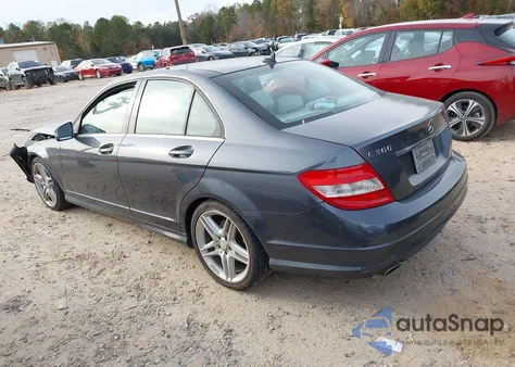 2011 Mercedes-Benz C 300 Sport z USA, uszkodzony, nr VIN WDDGF5EB5BA503921